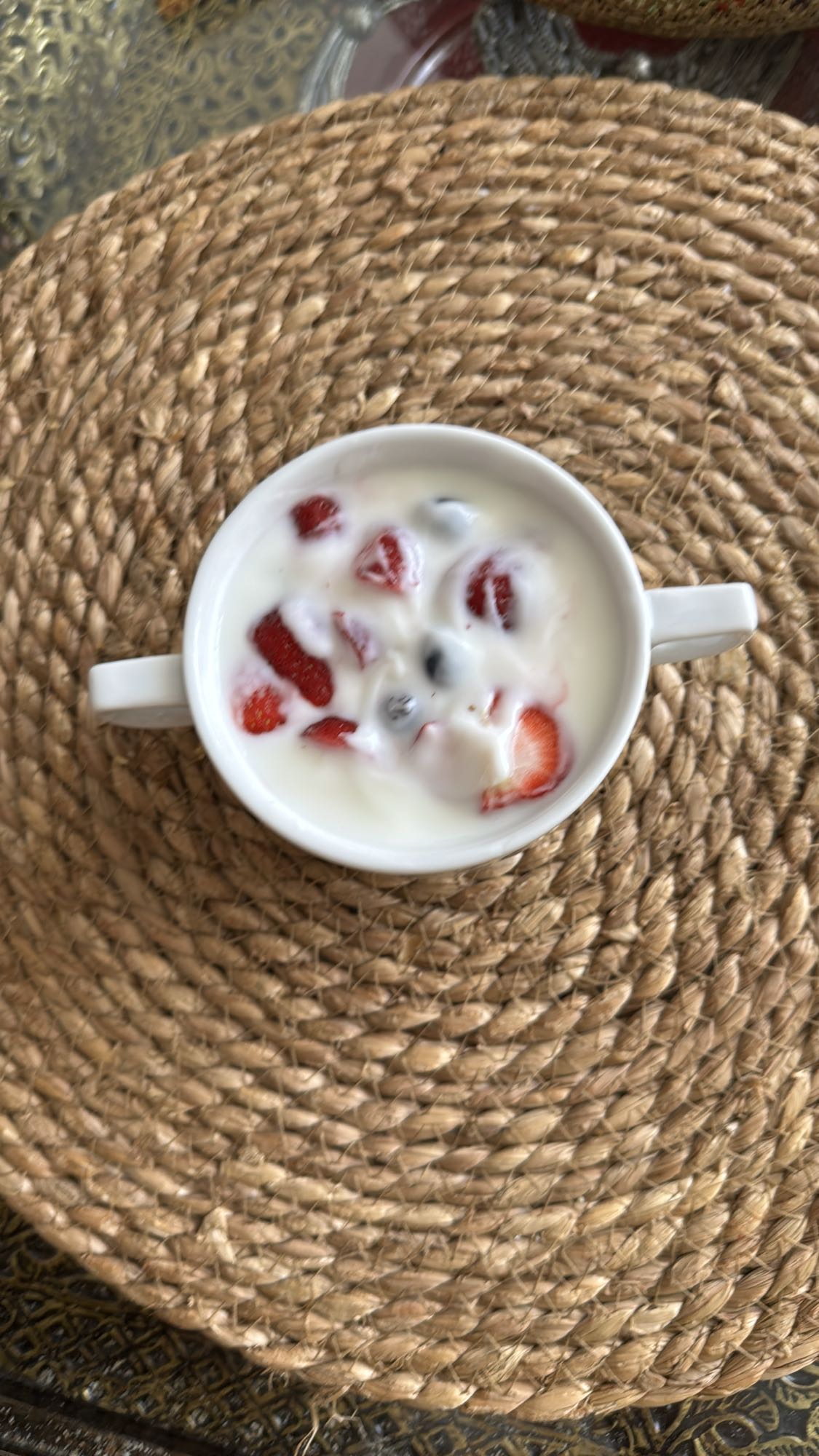Yoghurt met bessen en aardbei
