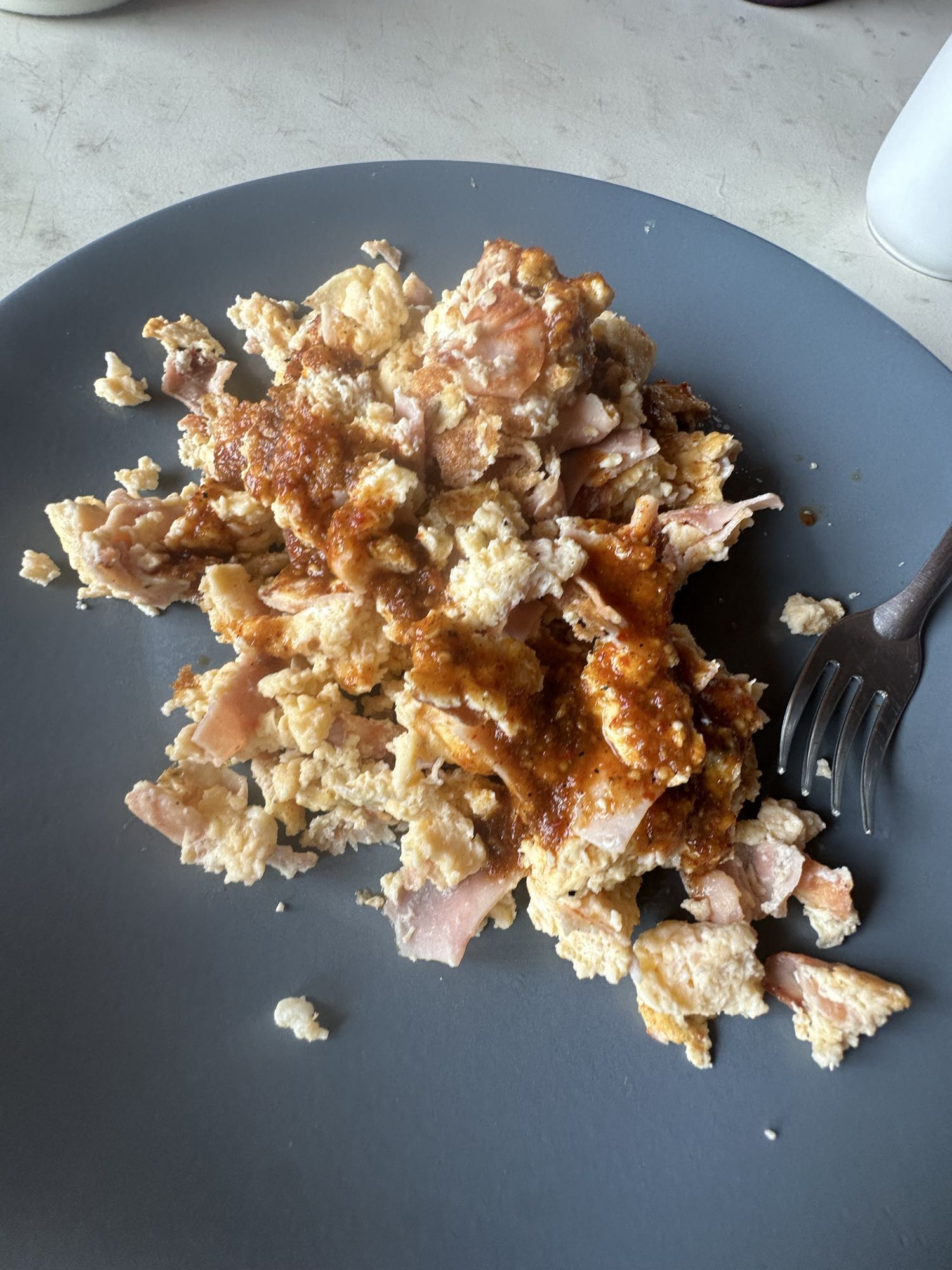 Huevos con jamón y salsa