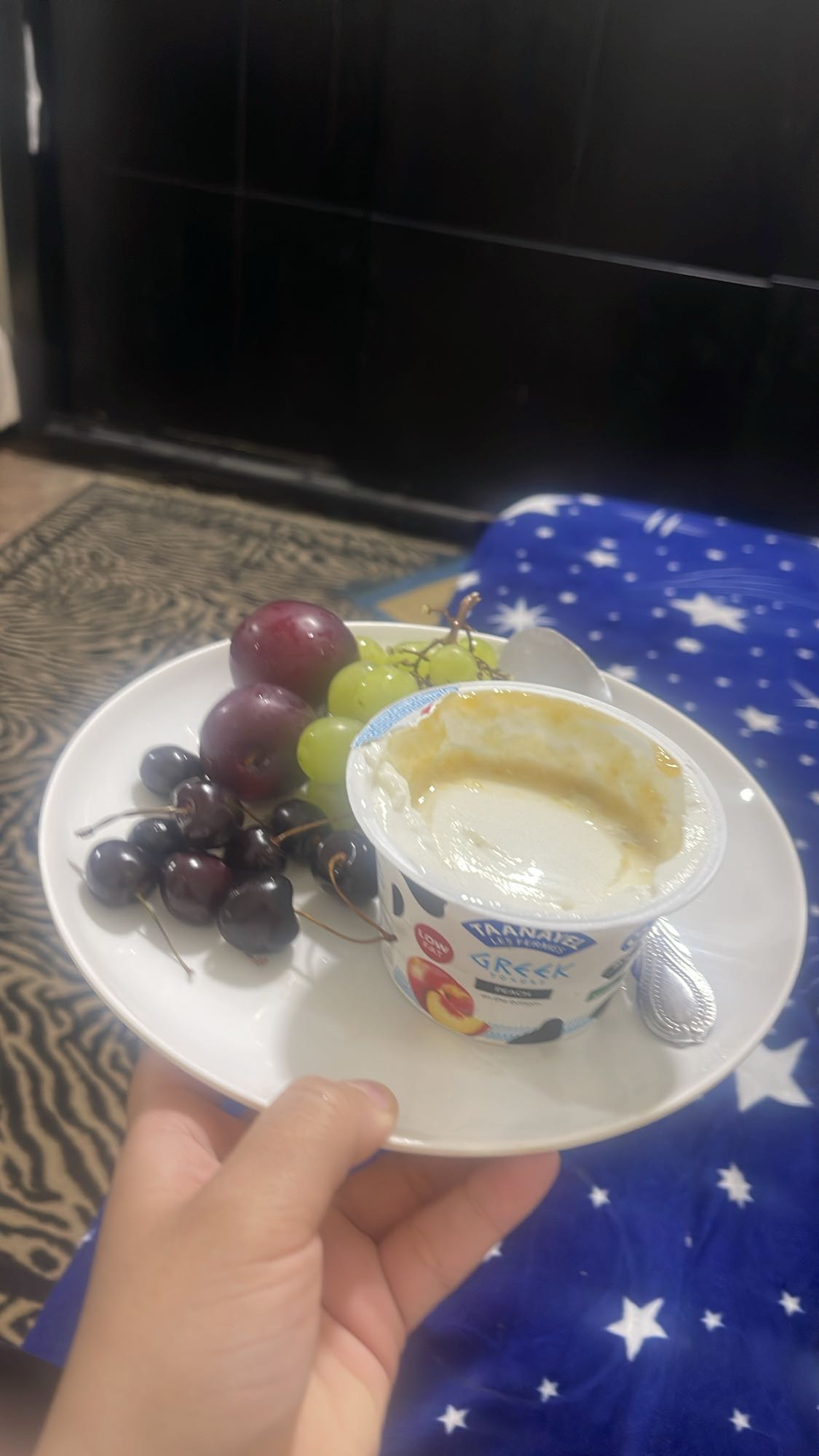 زبادي يوناني وعنب اخضر وبرقوق وكريز