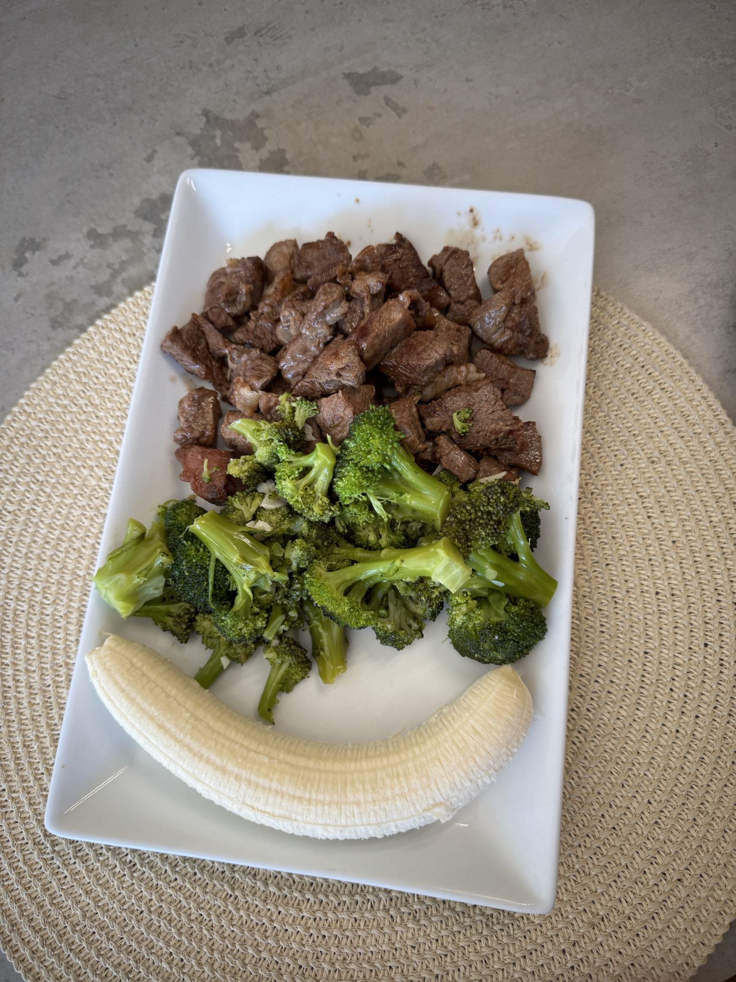 Carne, brócoli y plátano