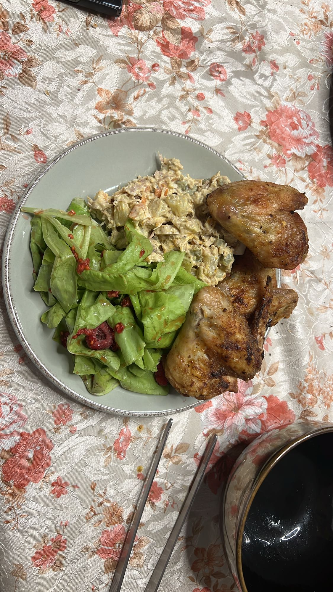 Pui cu salată și legume