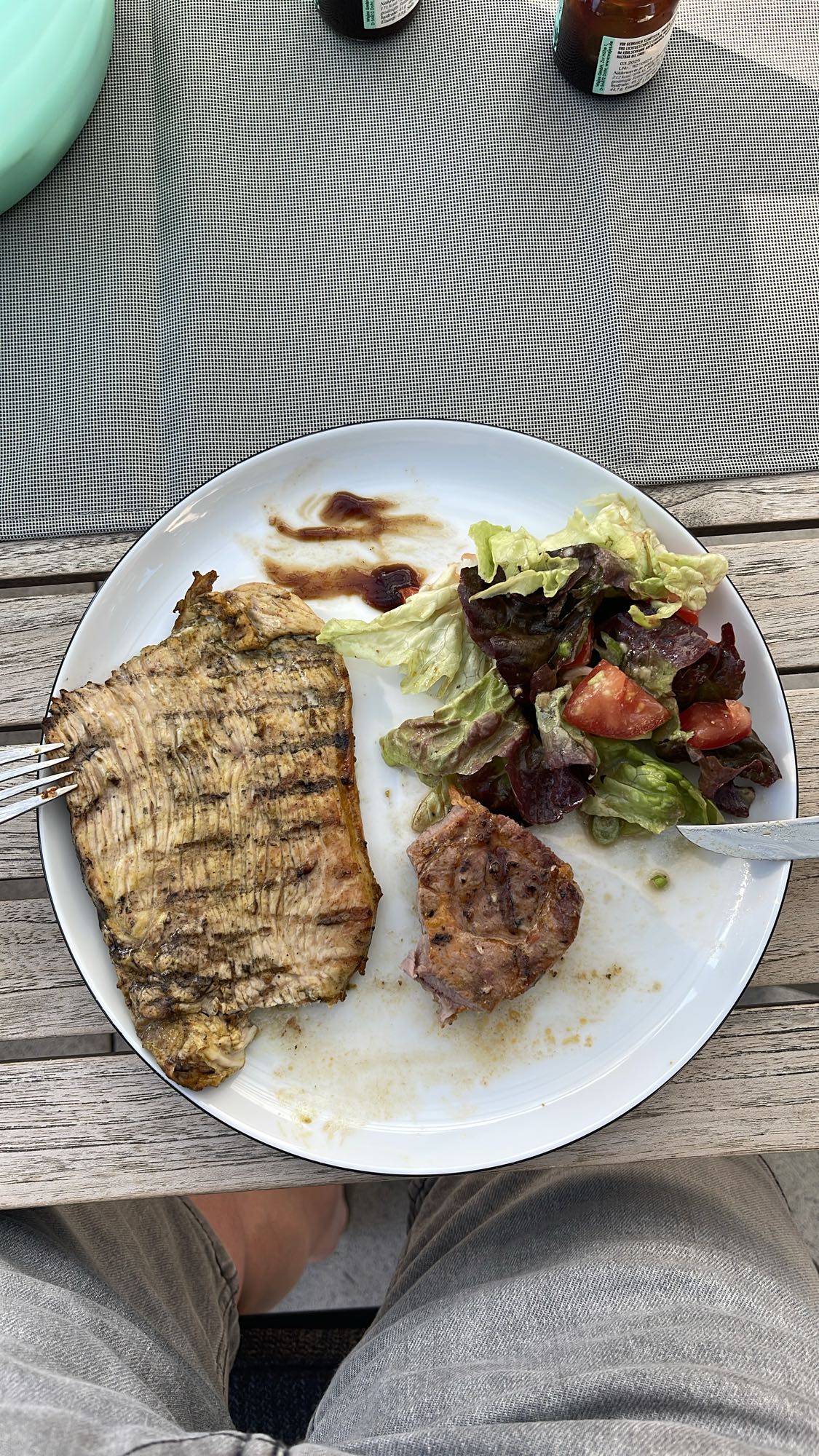 Gegrilltes Fleisch mit Salat
