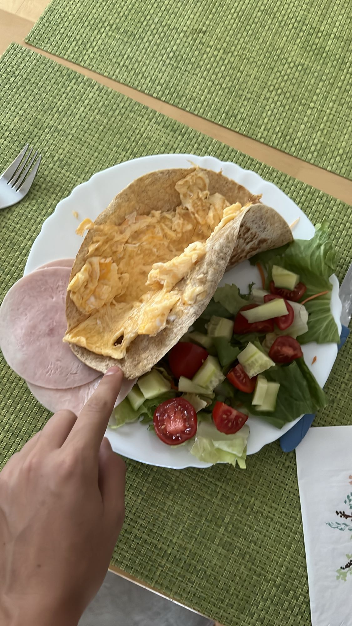 tortilla con huevo y ensalada