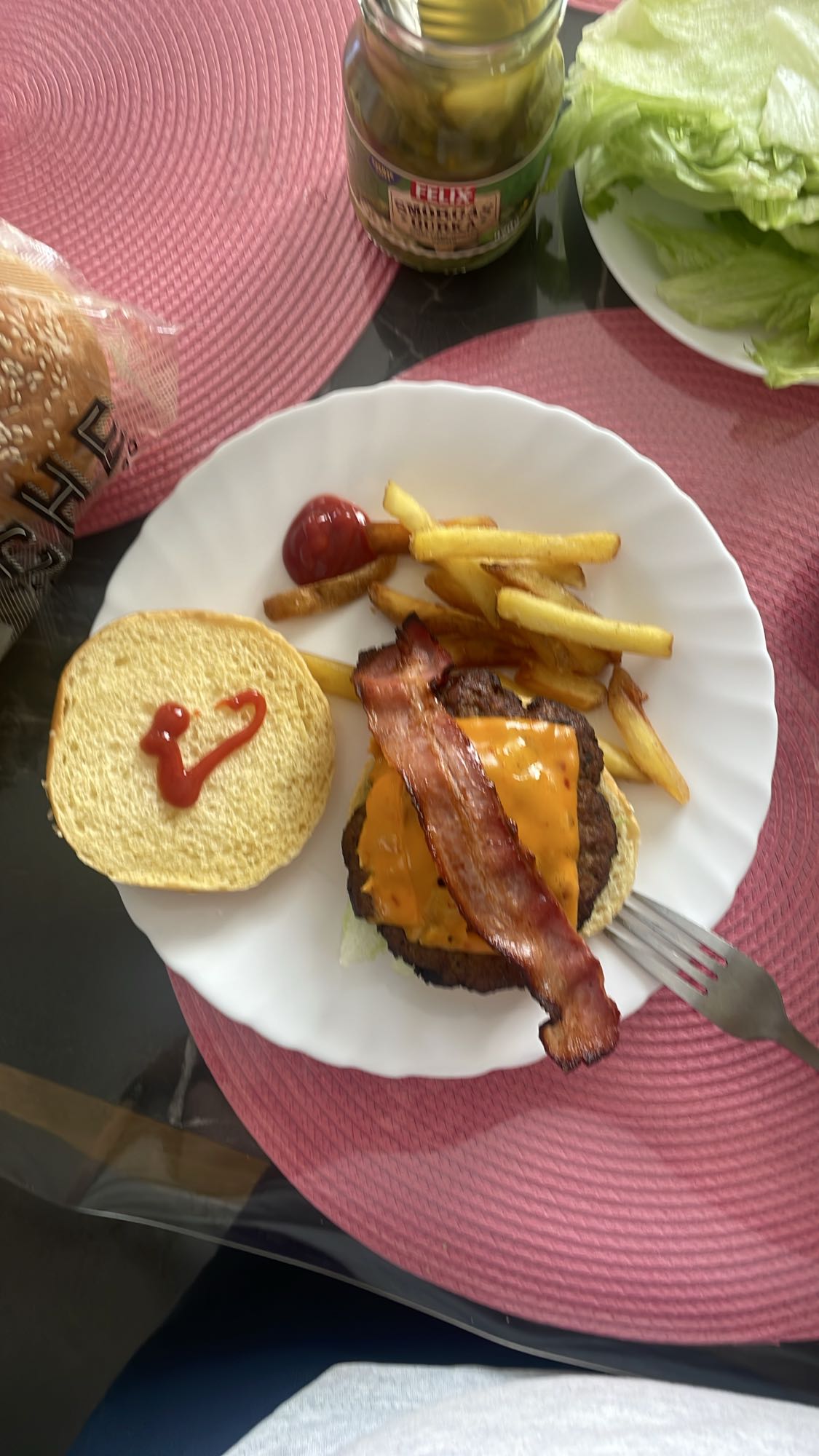 Baconostburgare med pommes