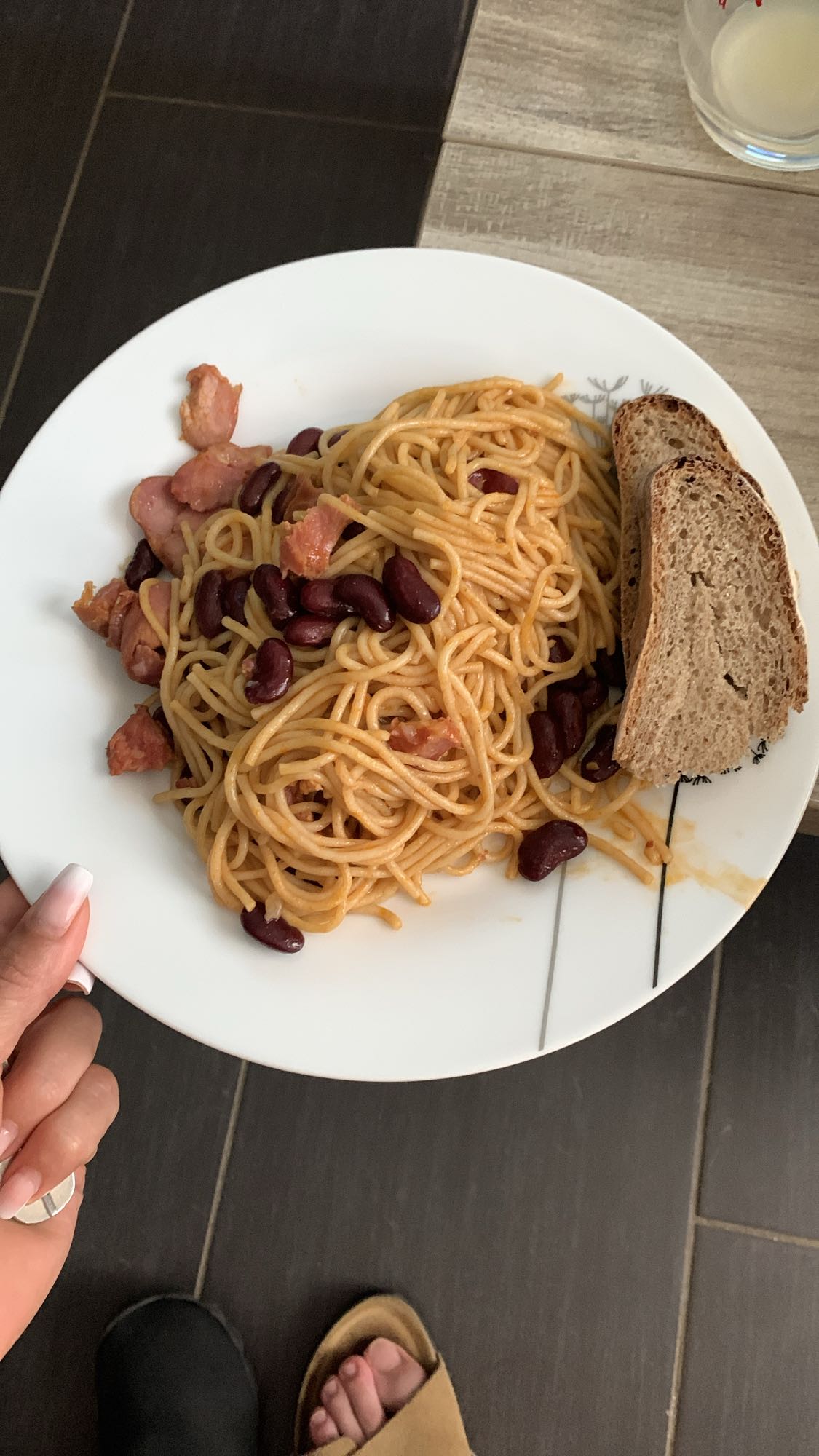 Spaghettis complètes, haricots rouges, saucisse portugaise et pain au seigle