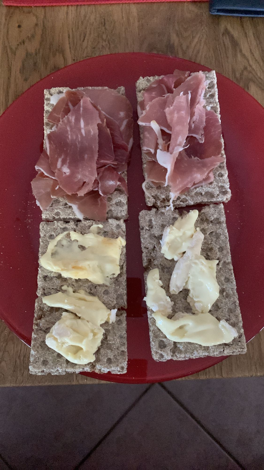 Tartines croustillantes au jambon cru, beurre et fromage