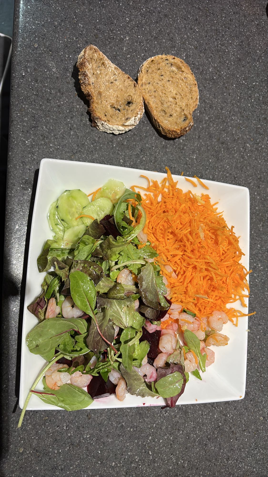 Salade crevettes et pain