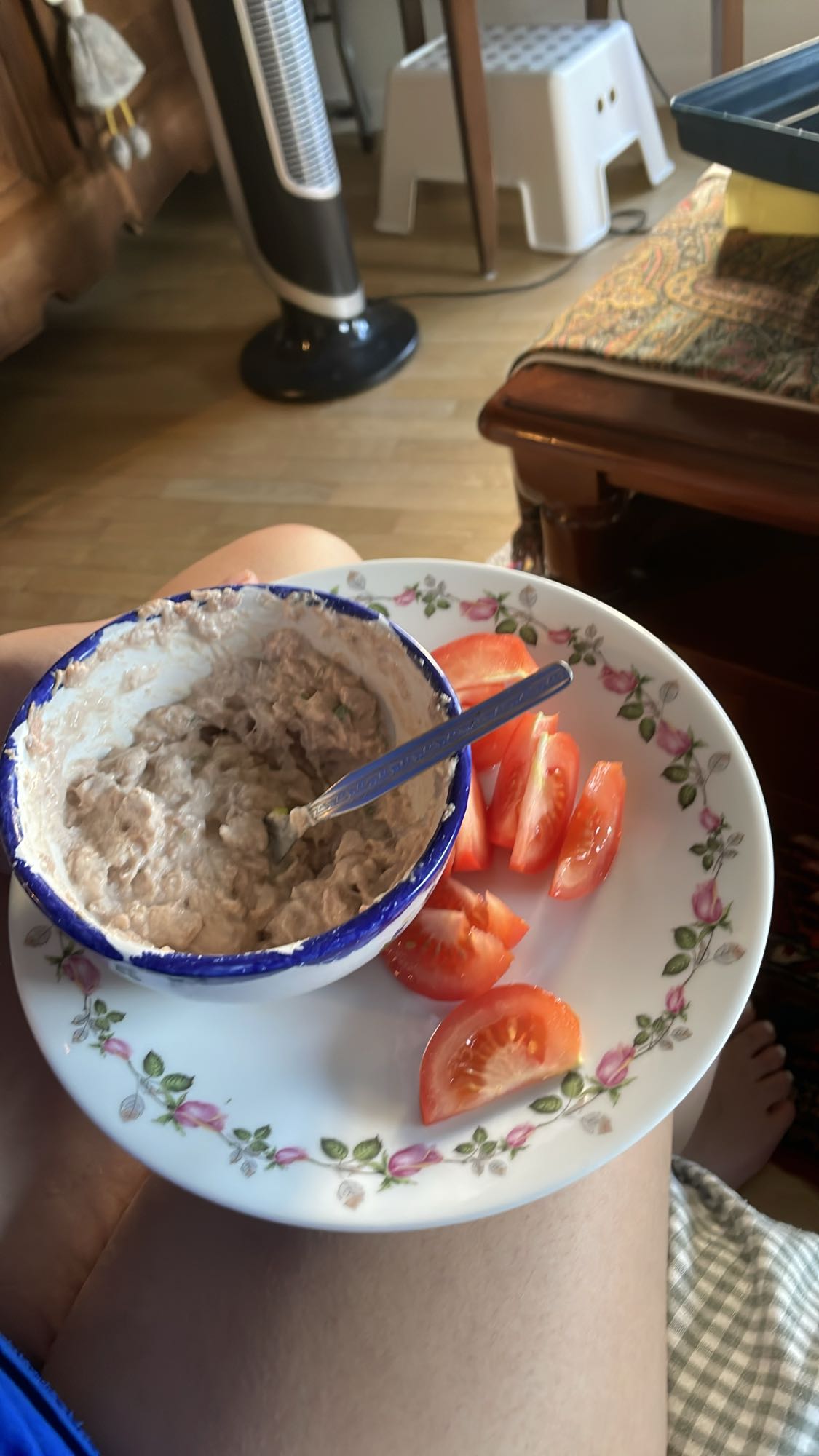 Tuna yogurt salad with tomato