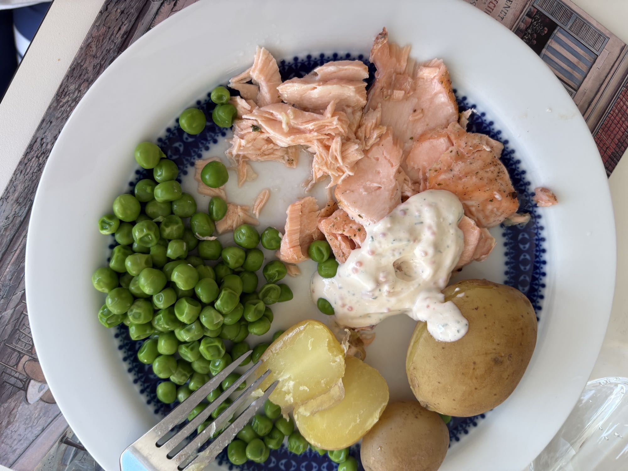 Lax med potatis och ärtor