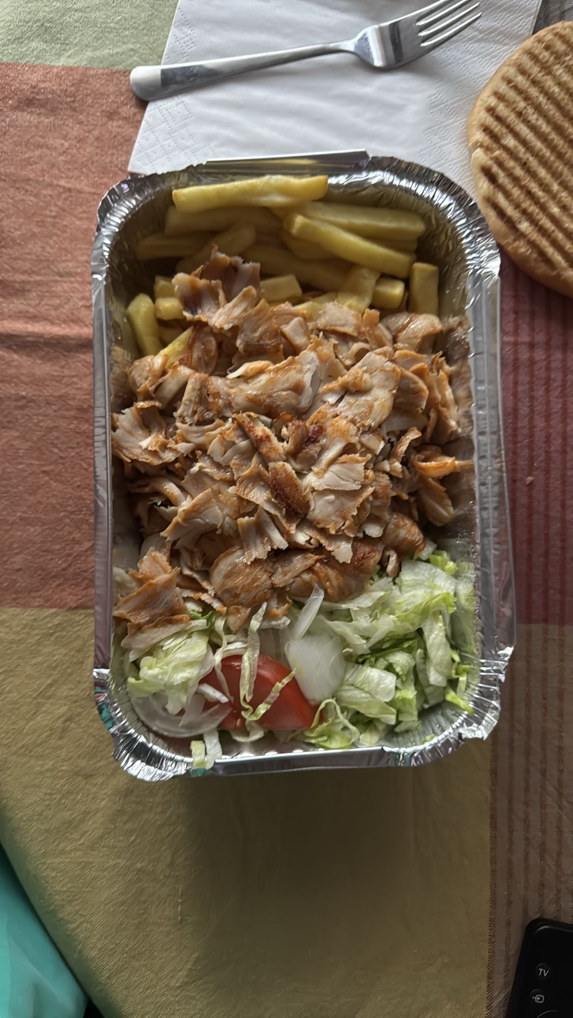 kebab con papas y ensalada