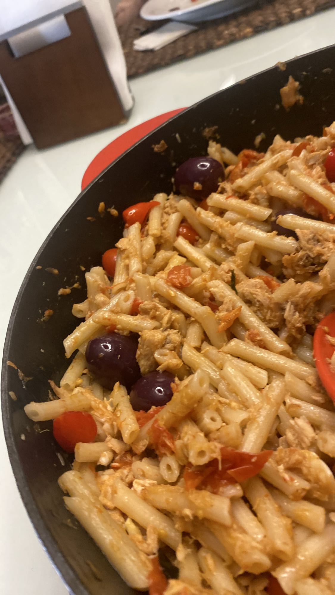 Macarrão com atum e azeitonas