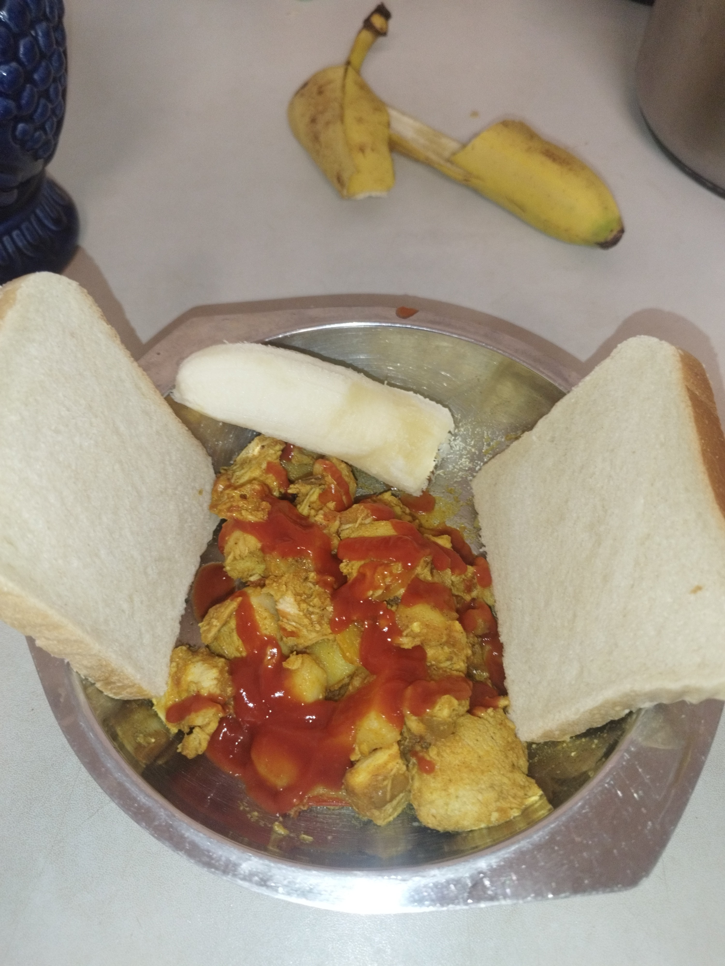 Kip met brood en banaan