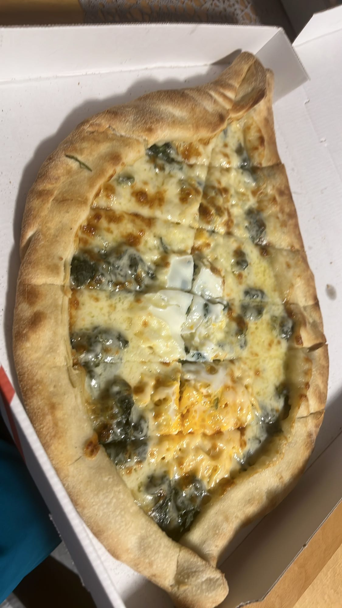 Pide mit Käse und Ei
