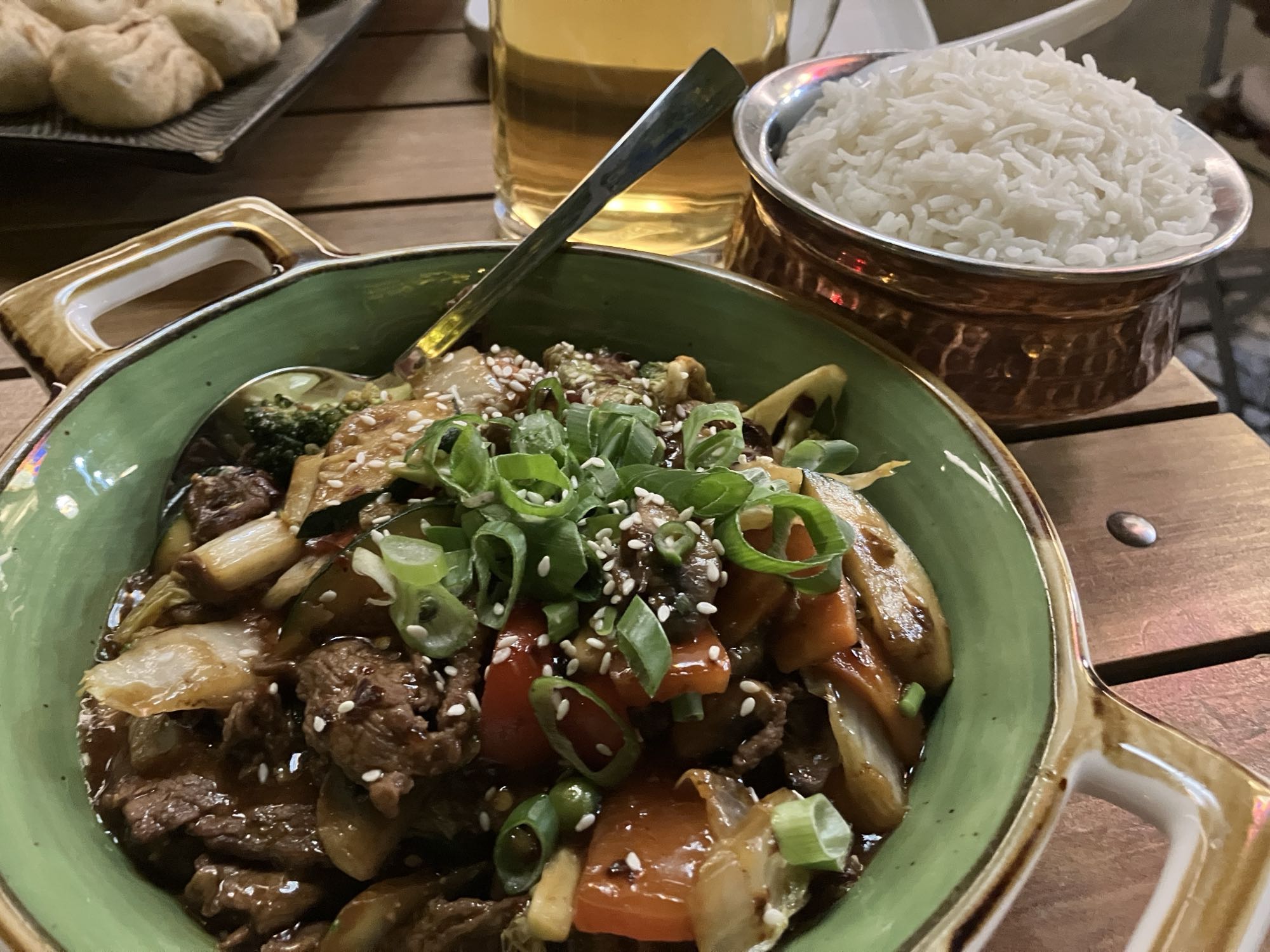 Carne com legumes e arroz