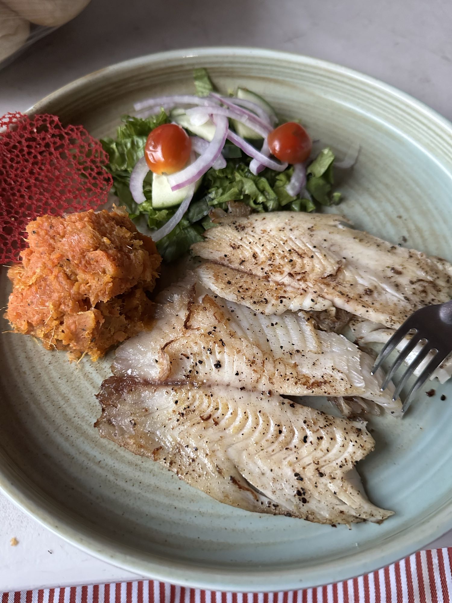 Pescado con ensalada