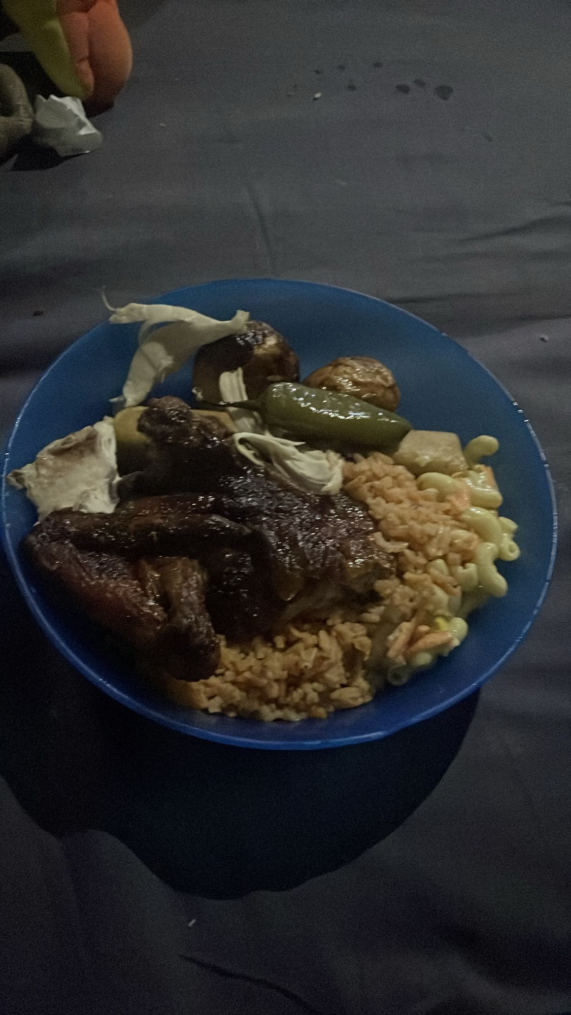 Pollo con arroz y guarniciones