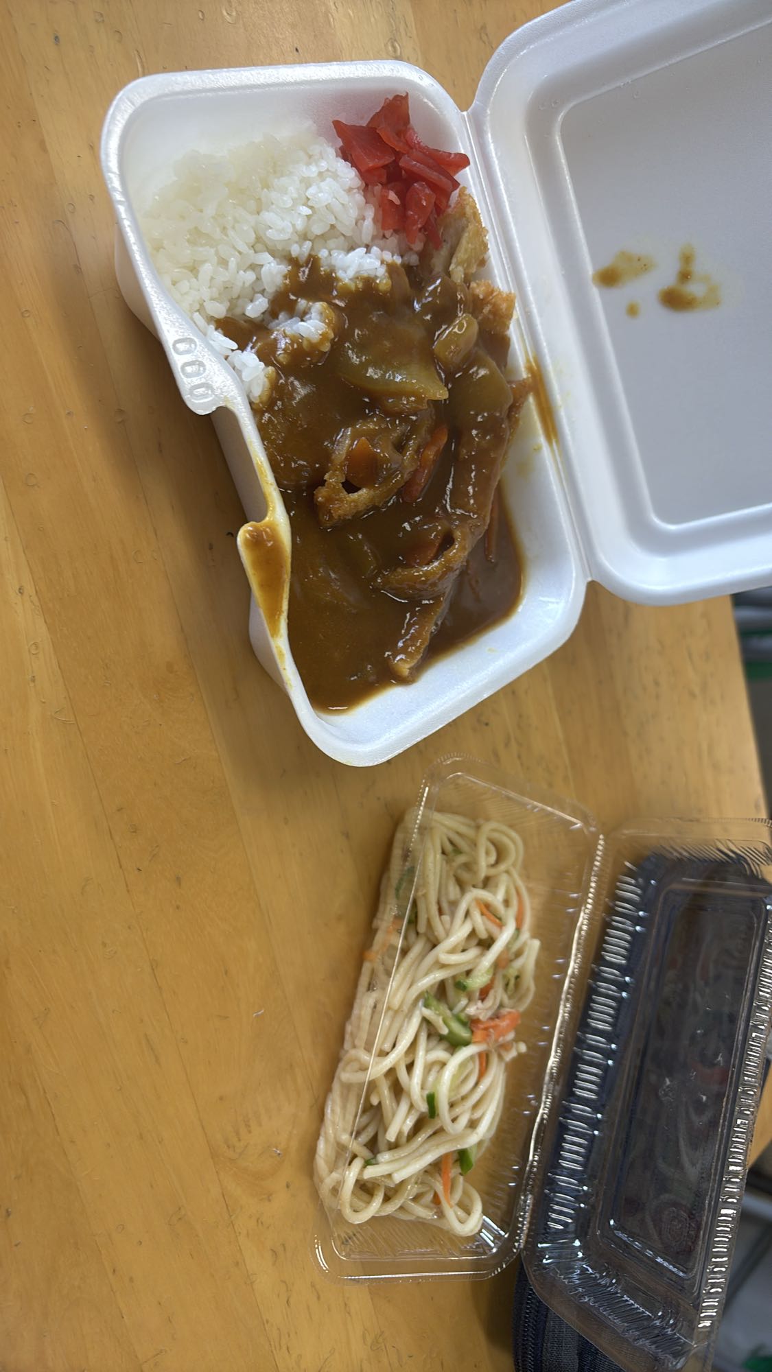 カレー弁当と焼きそば