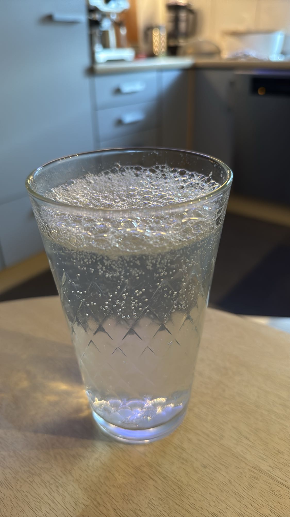 Glas Sprudelwasser mit Zitrone