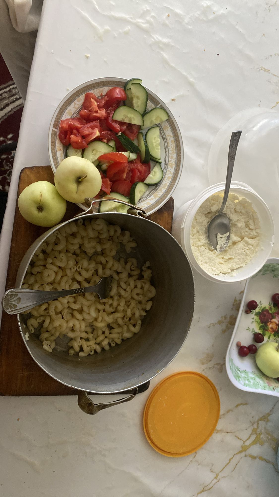 Макароны с творогом и салатом