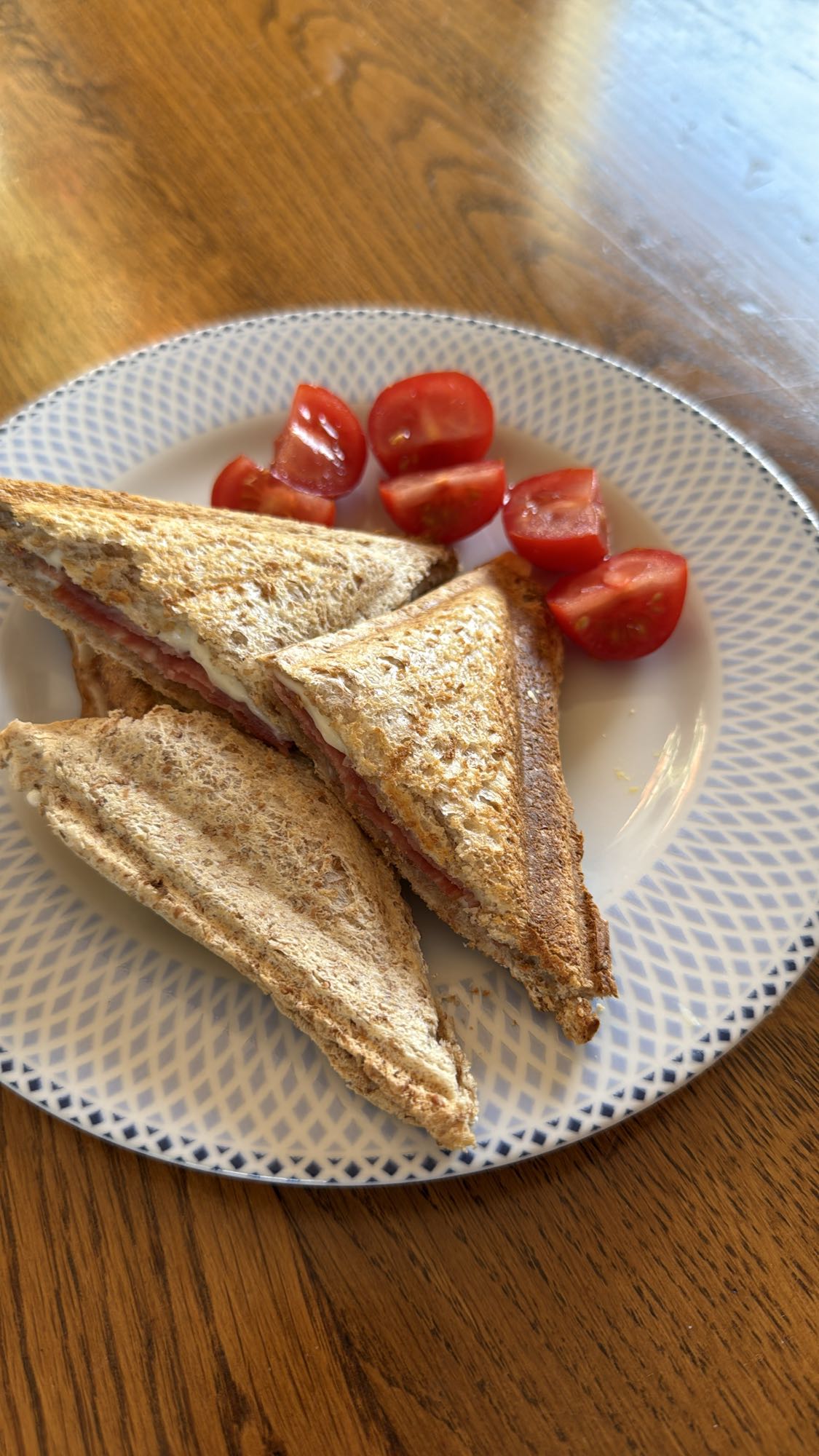 Ham sandwich with tomatoes