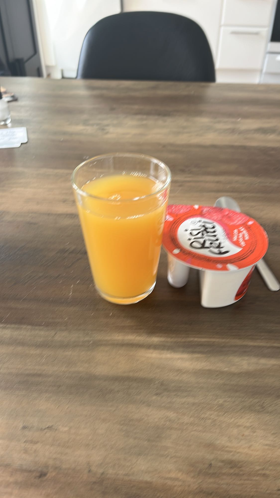 Apelsinjuice och yoghurt