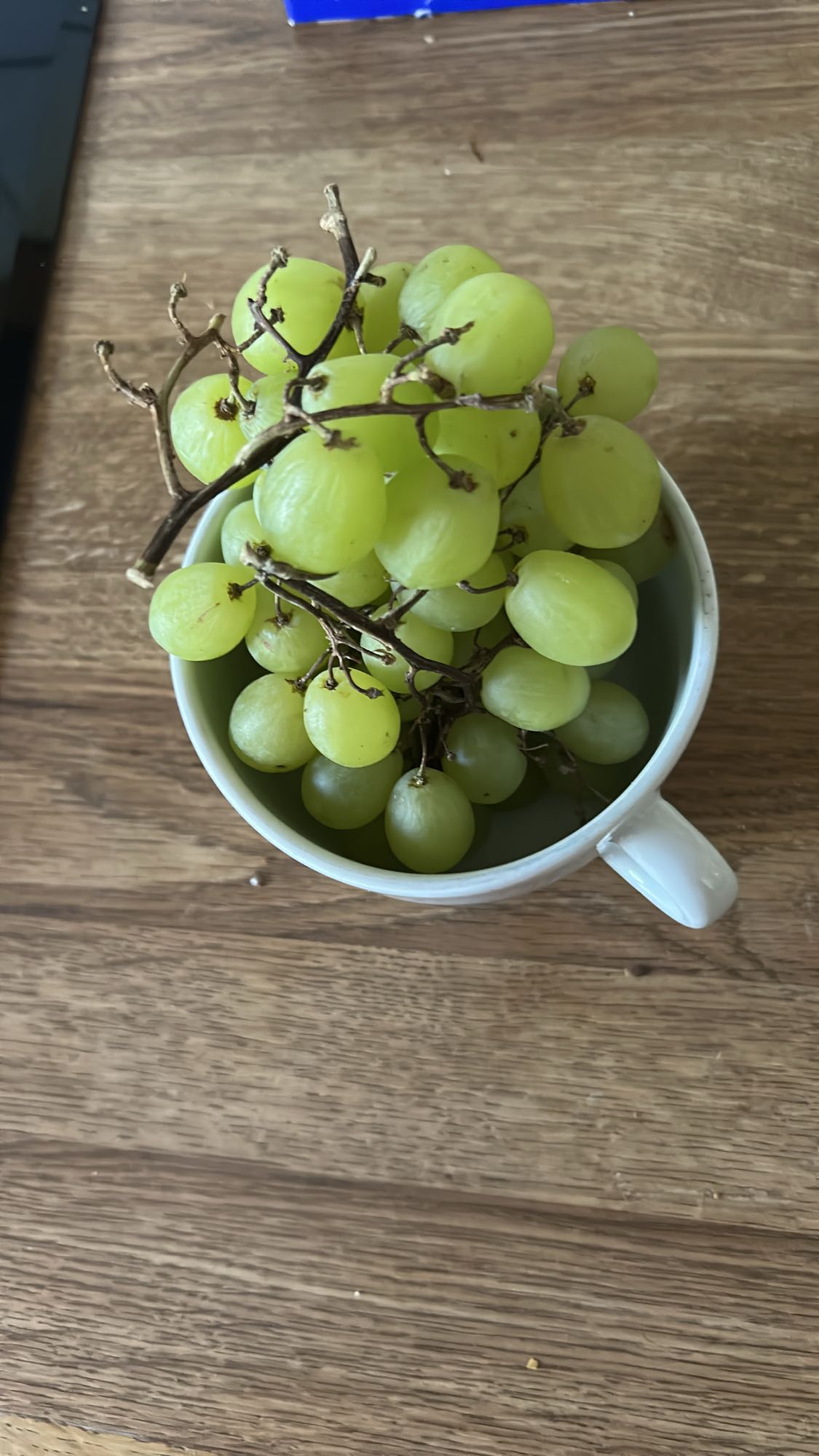 Gröna vindruvor i kopp