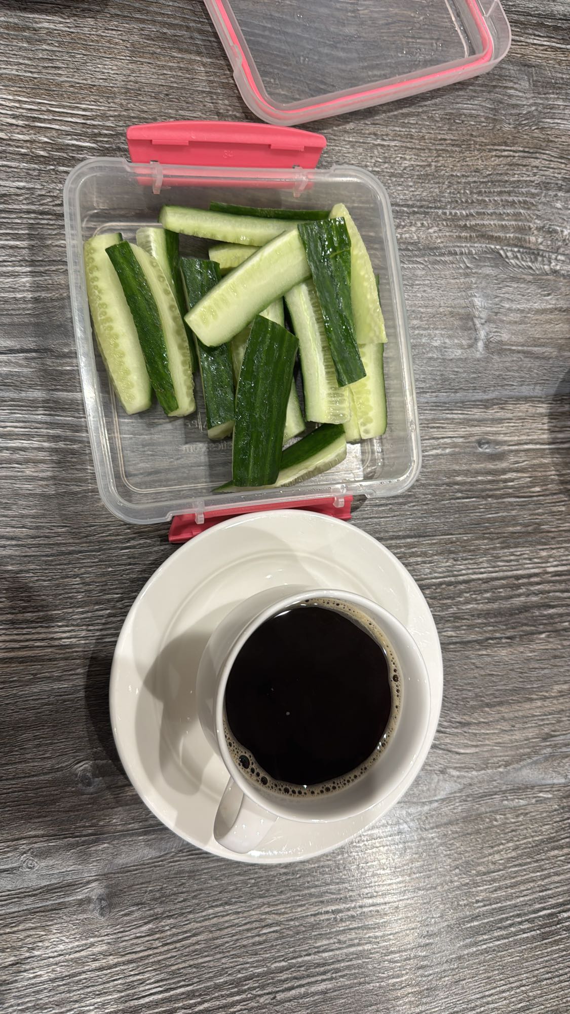 Komkommer en zwarte koffie