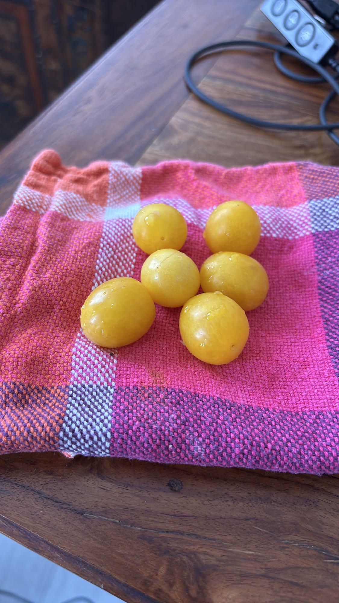 prunes jaunes fraîches