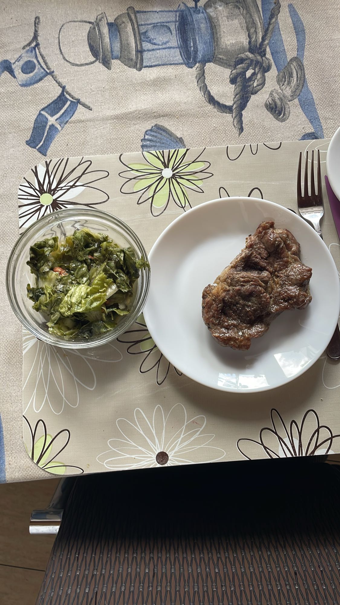 Friptură cu salată verde