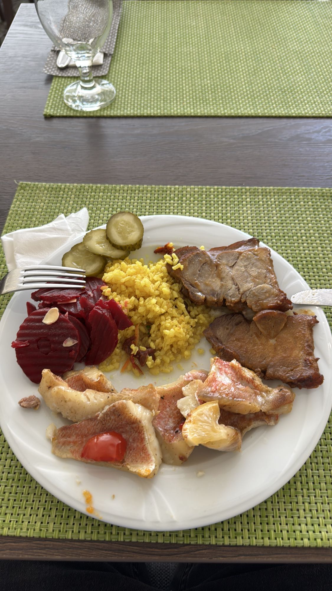 Sült hús, hal, rizs, savanyúság