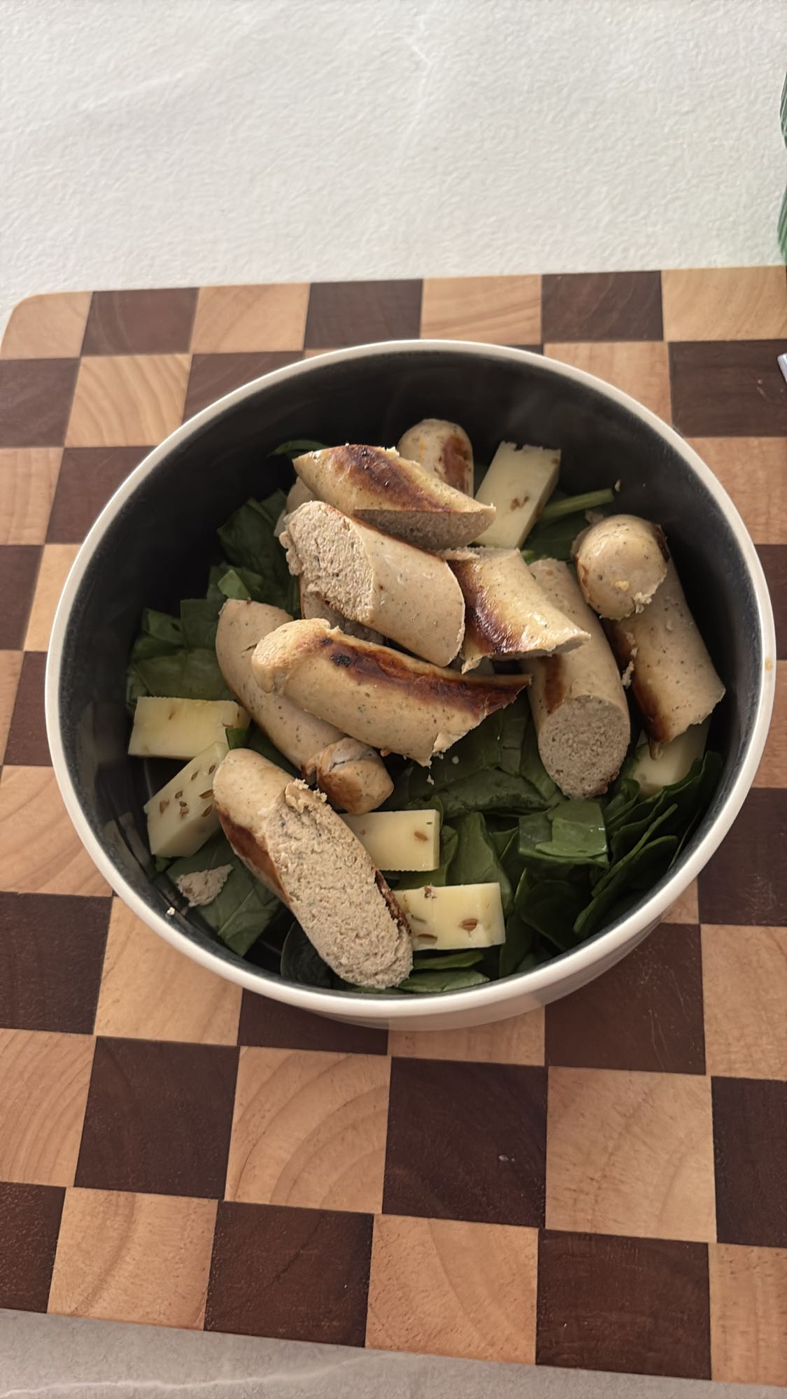 Salade saucisse fromage épinards