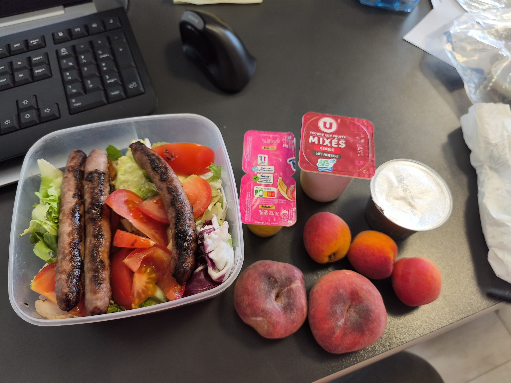 Déjeuner salade et fruits