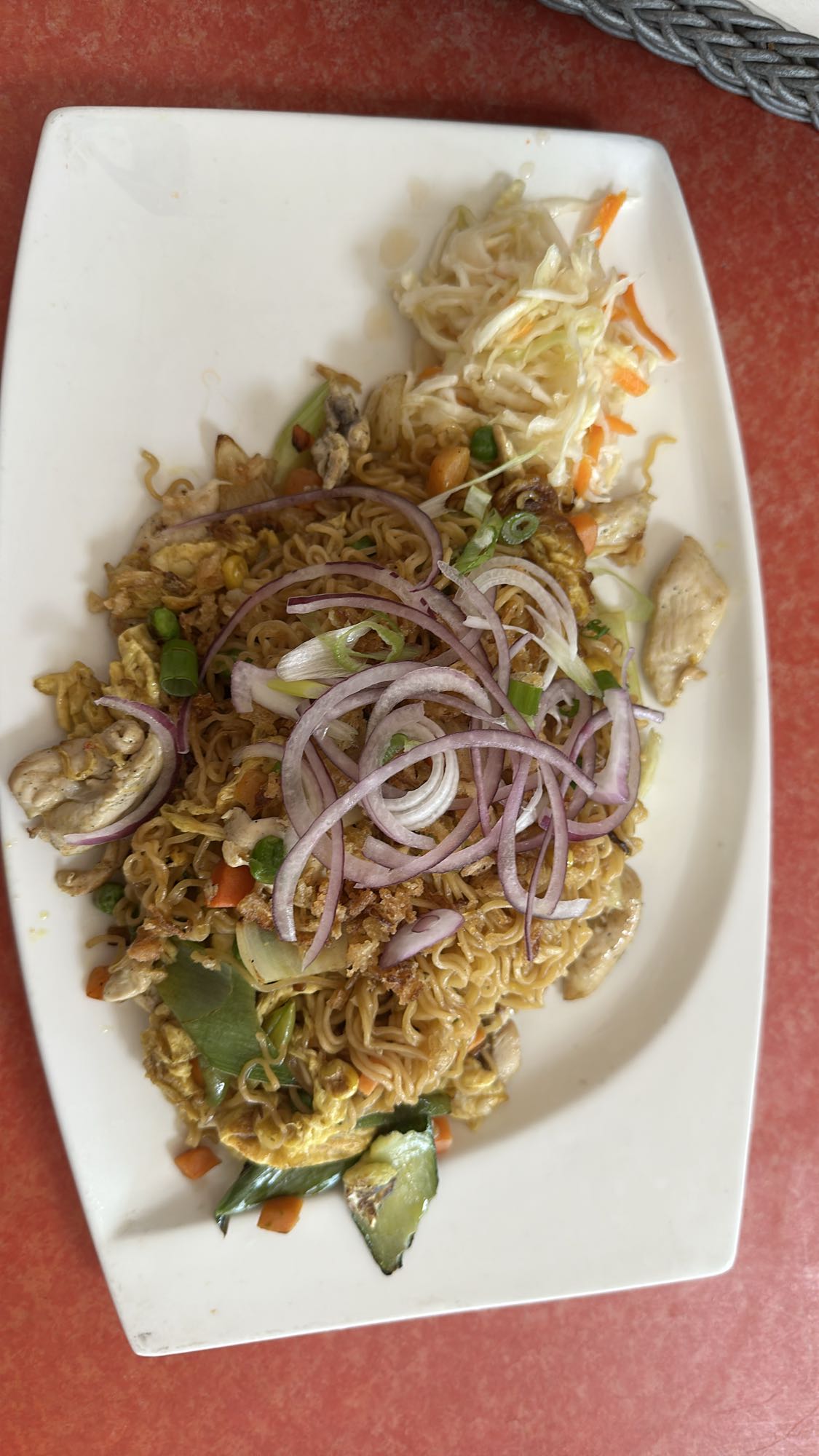 Smażony makaron z kurczakiem