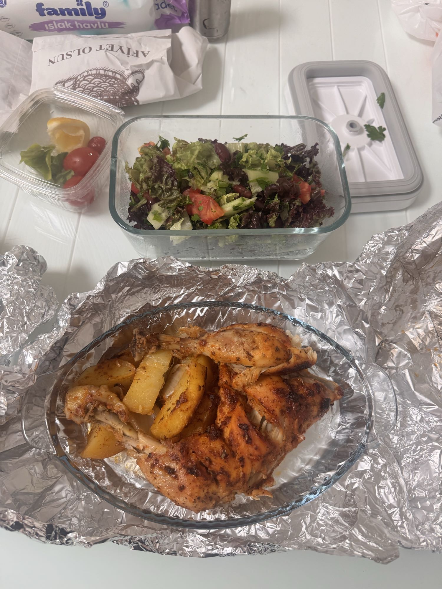 Курица с картофелем и салатом