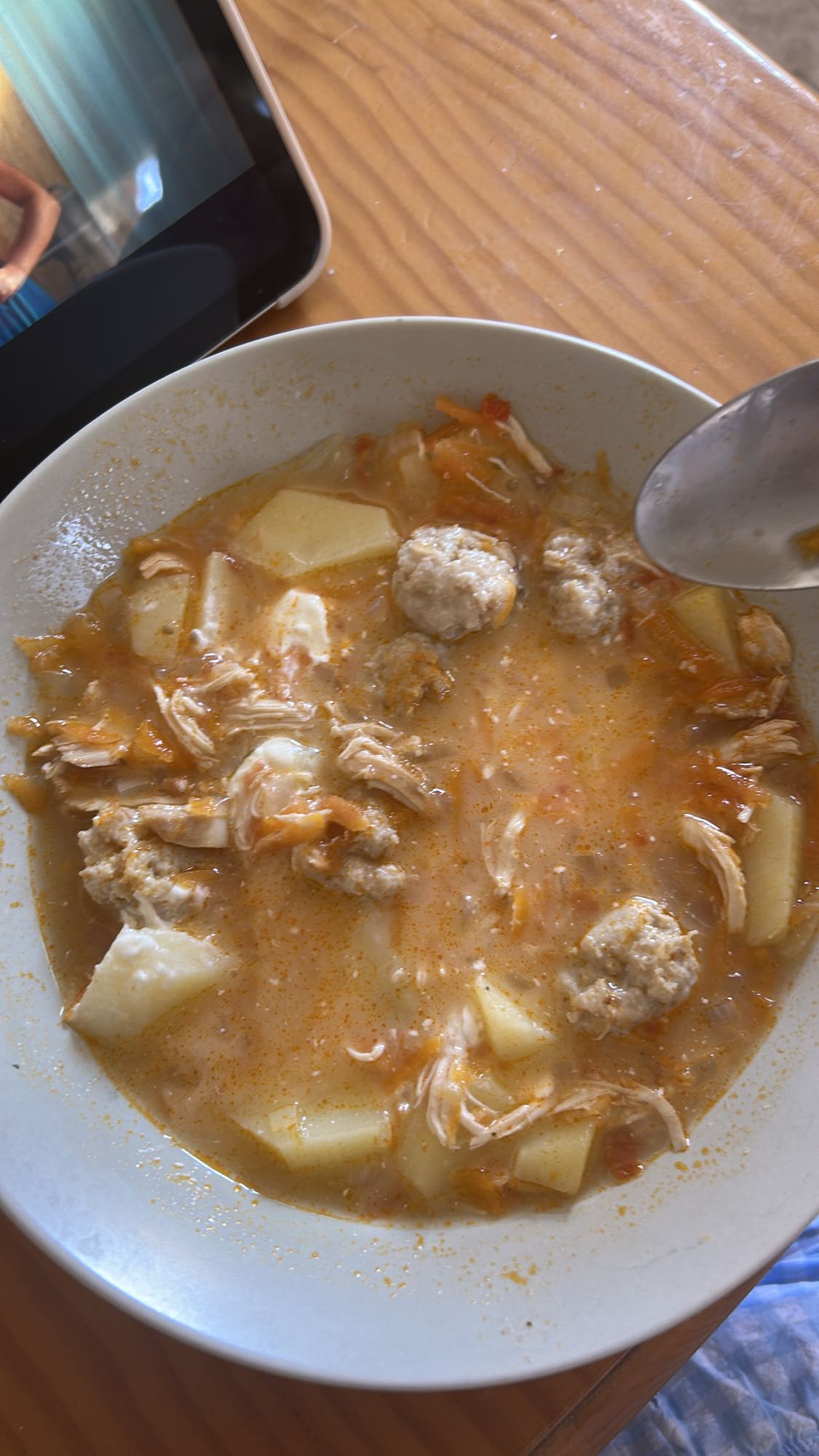 sopa con albóndigas