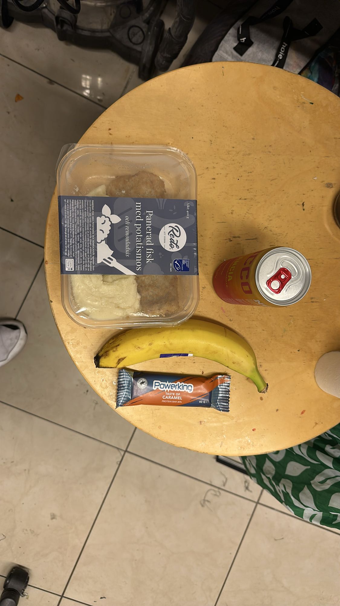 Fisk, banan, bar, energidryck