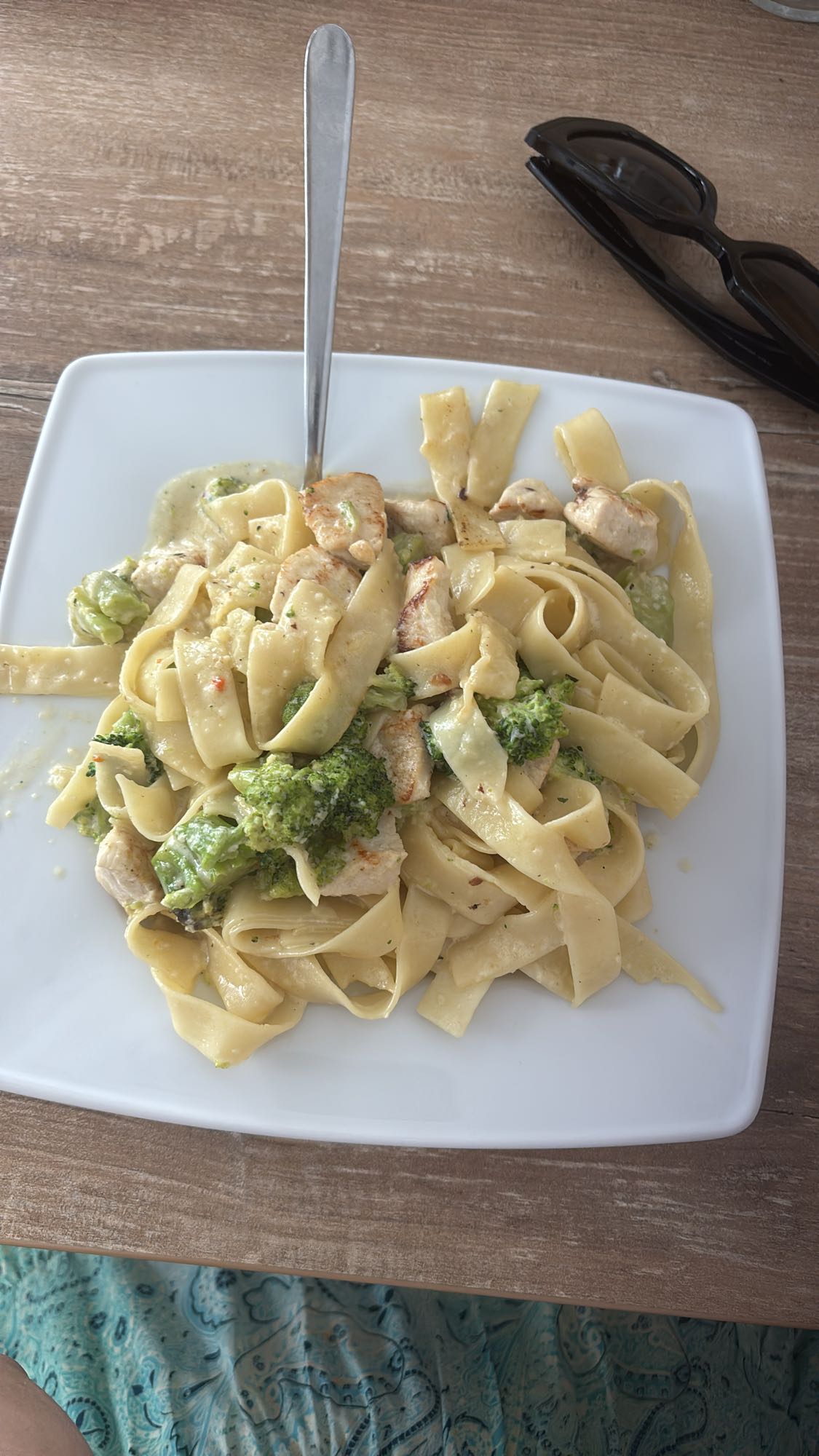Makaron z kurczakiem i brokułami