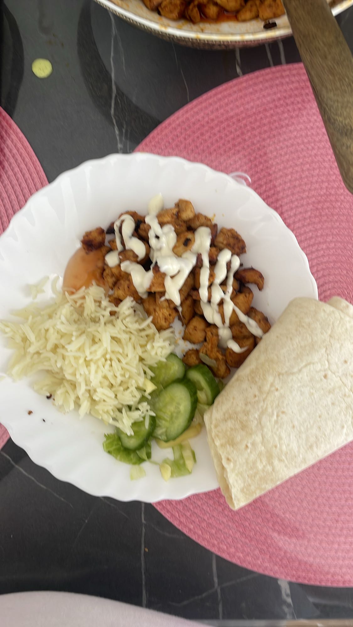 Kycklingtallrik med bröd