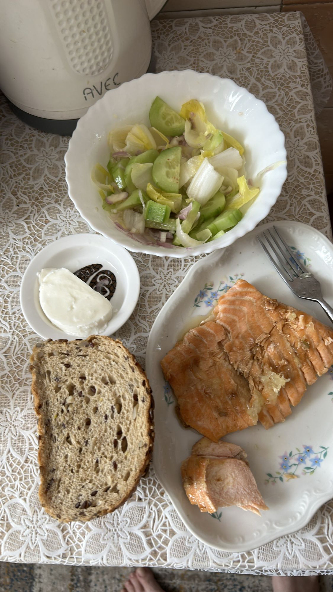 Somon cu salată și pâine