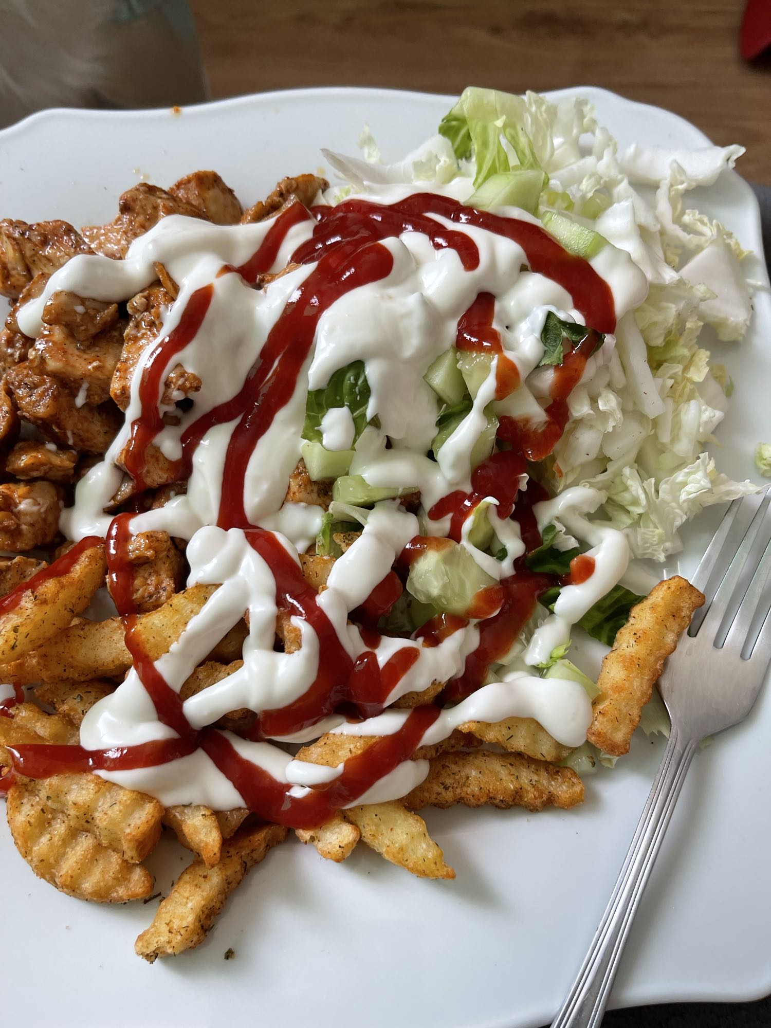 frytki z kurczakiem i sałatą