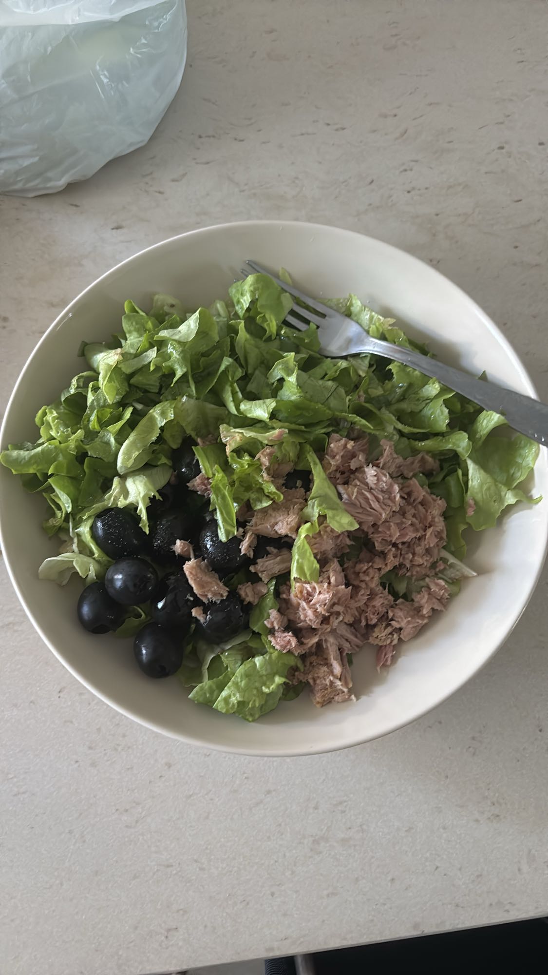 Tonbalıklı zeytinli salata