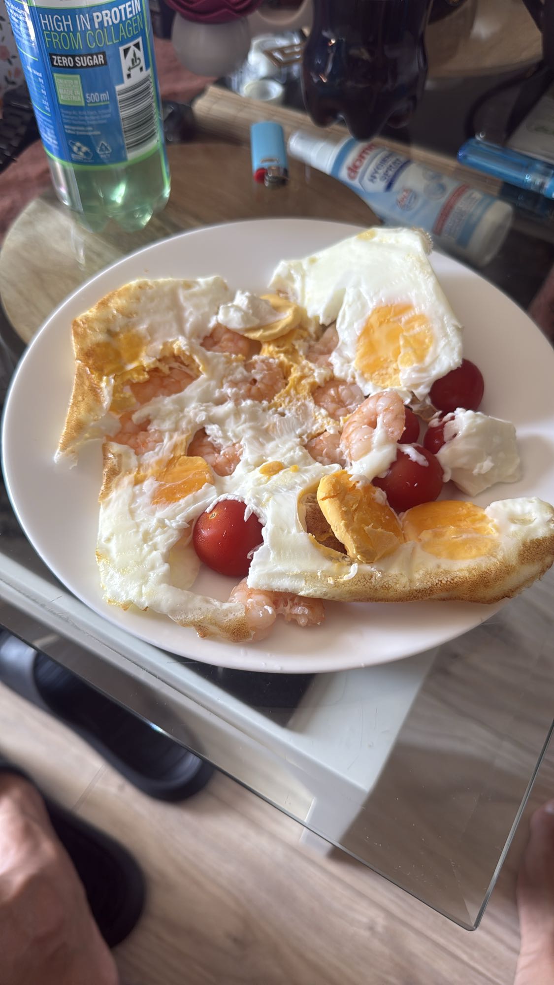 jajka z krewetkami i pomidorami