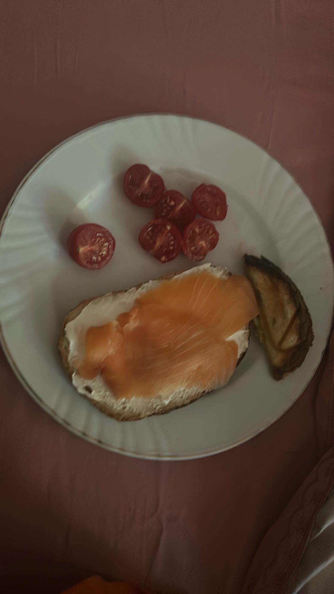 Toast cu somon și legume