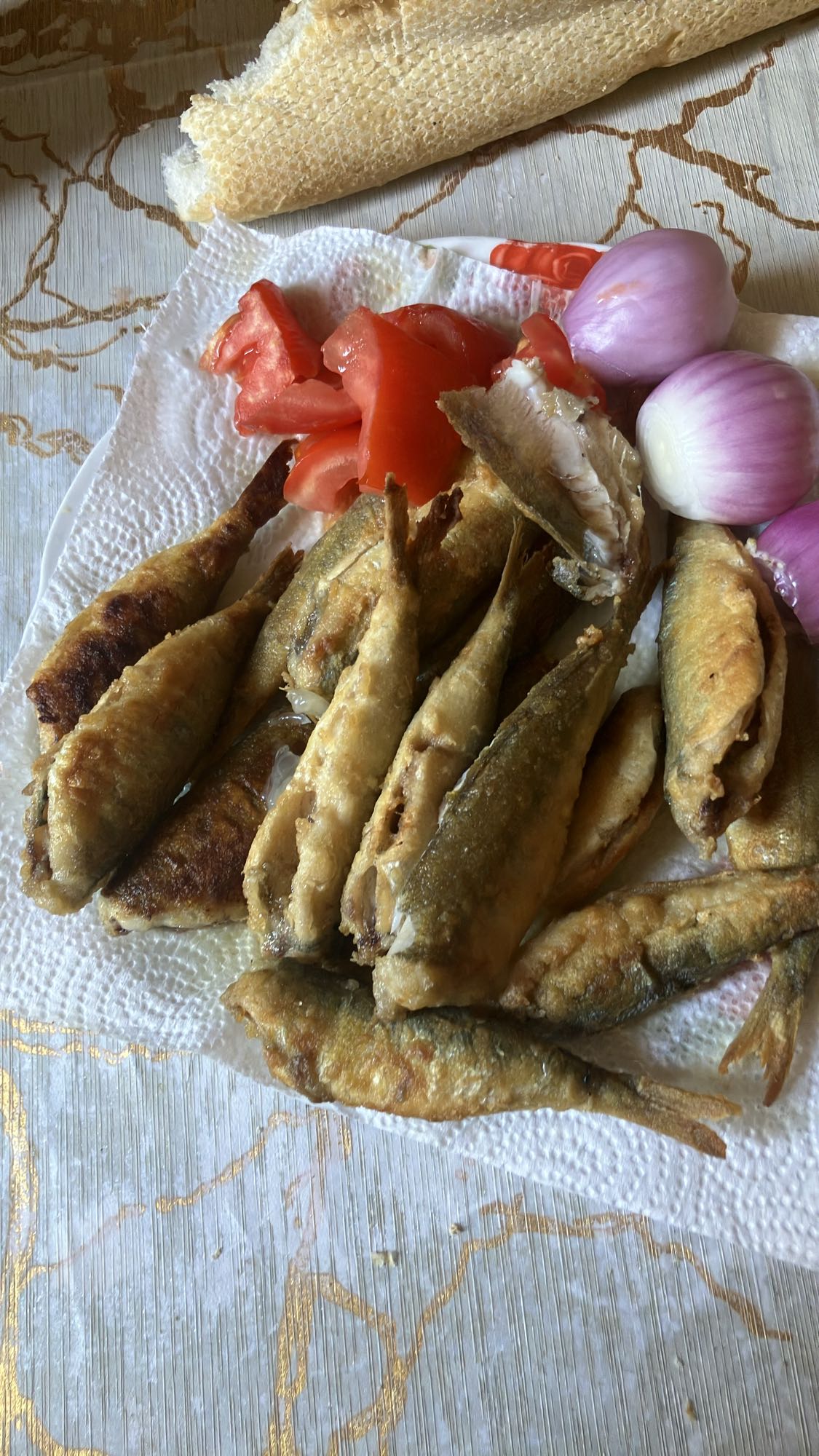 Poisson frit, légumes, galette