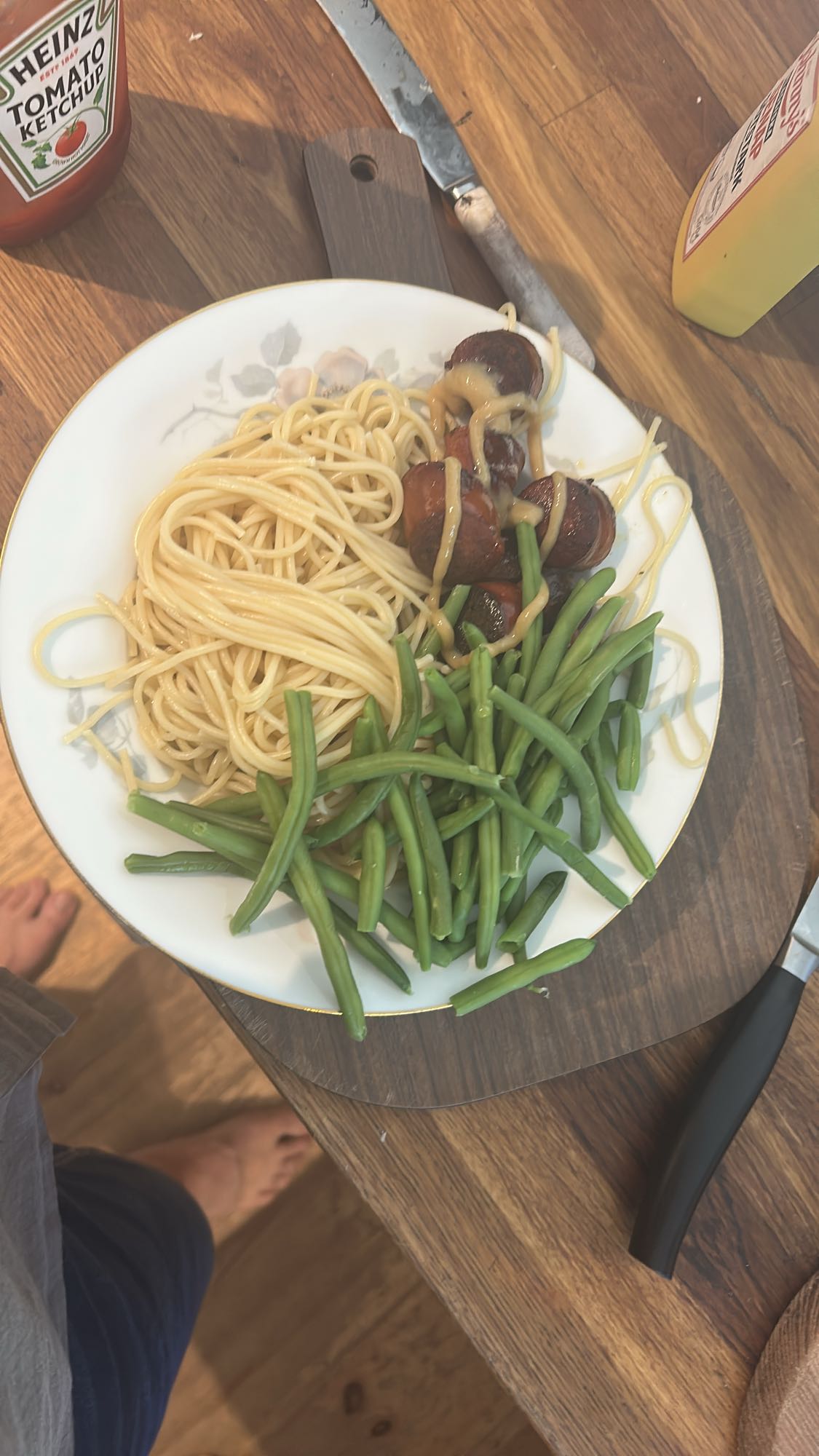 Korv, pasta och bönor tallrik