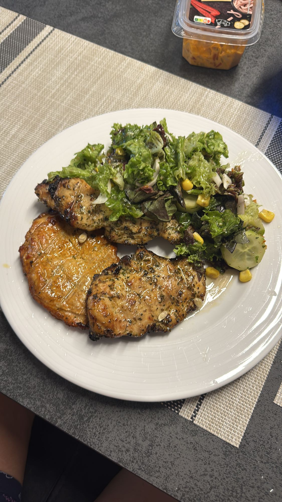 Gegrilltes Hähnchen mit Salat