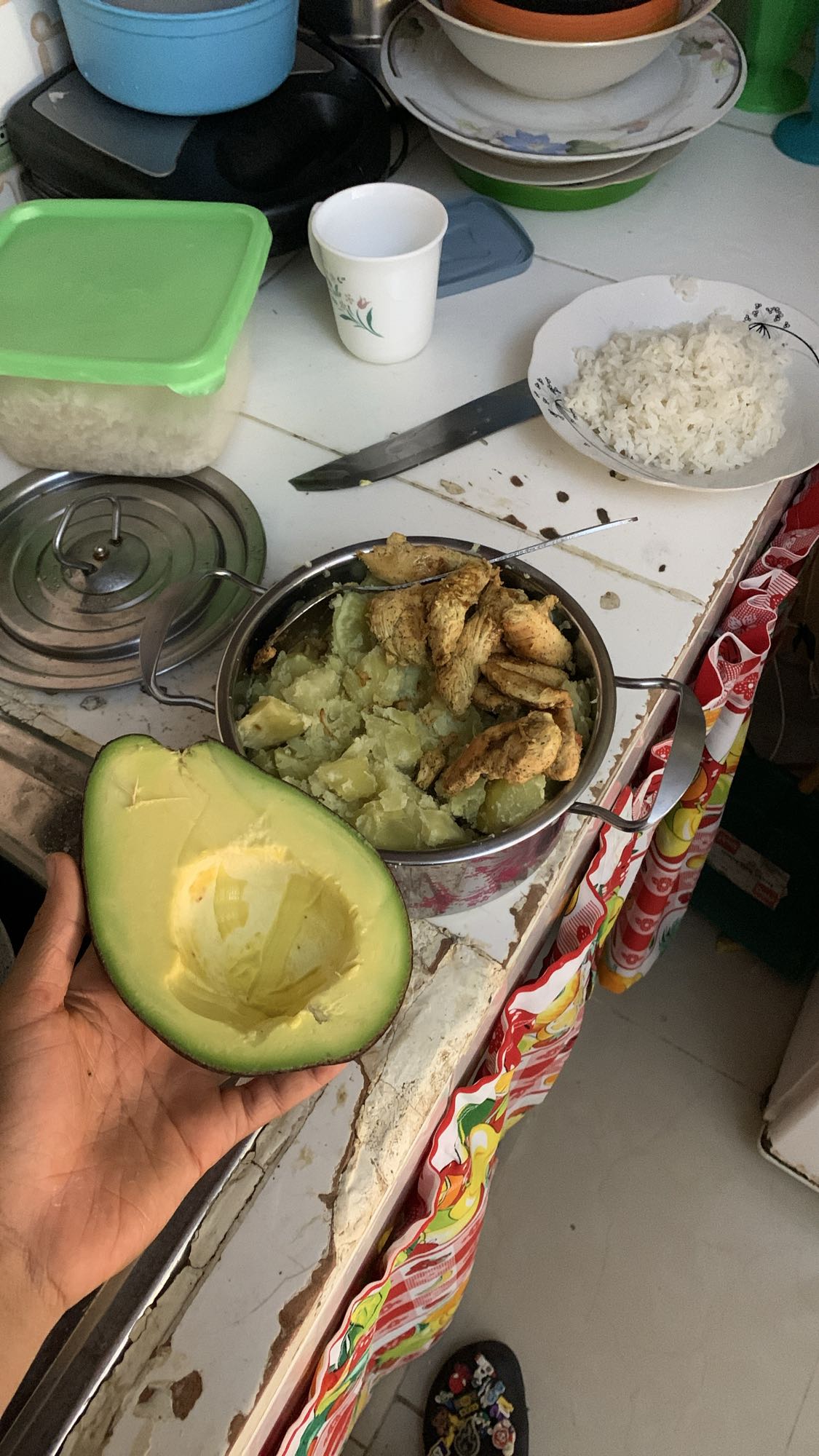 pollo, arroz, aguacate y yuca