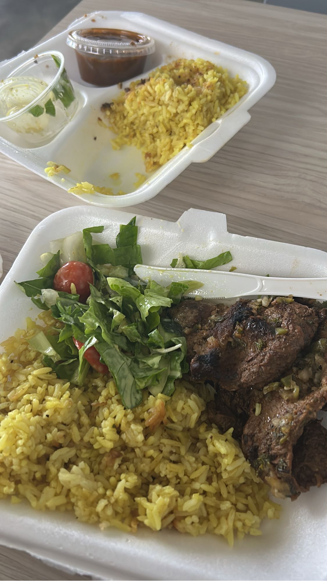 arroz con carne y ensalada