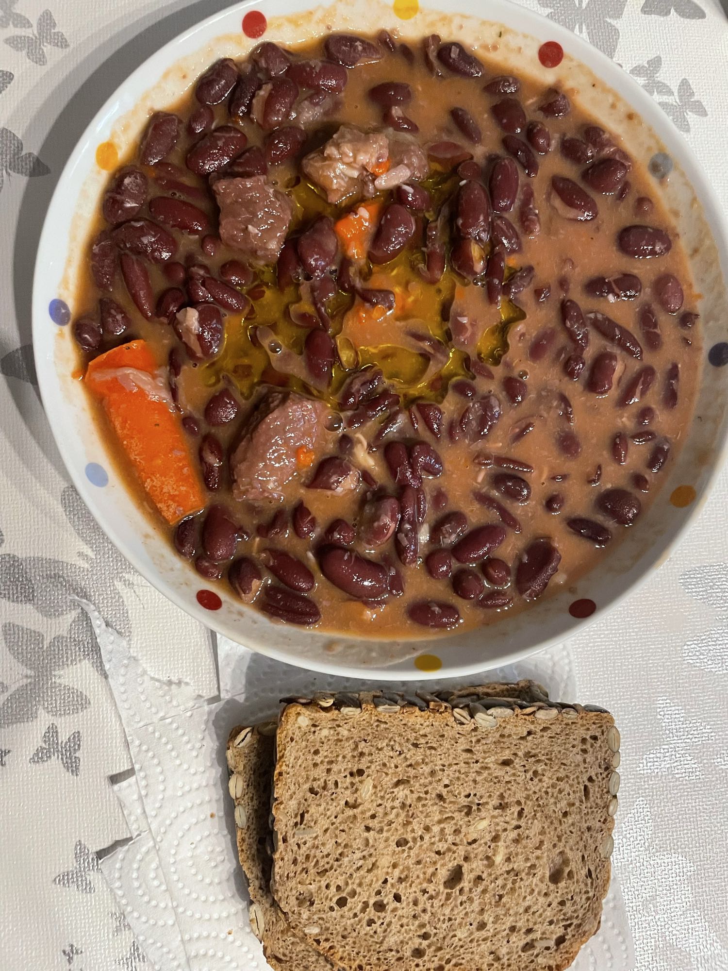 Bohnen-Eintopf mit Brot