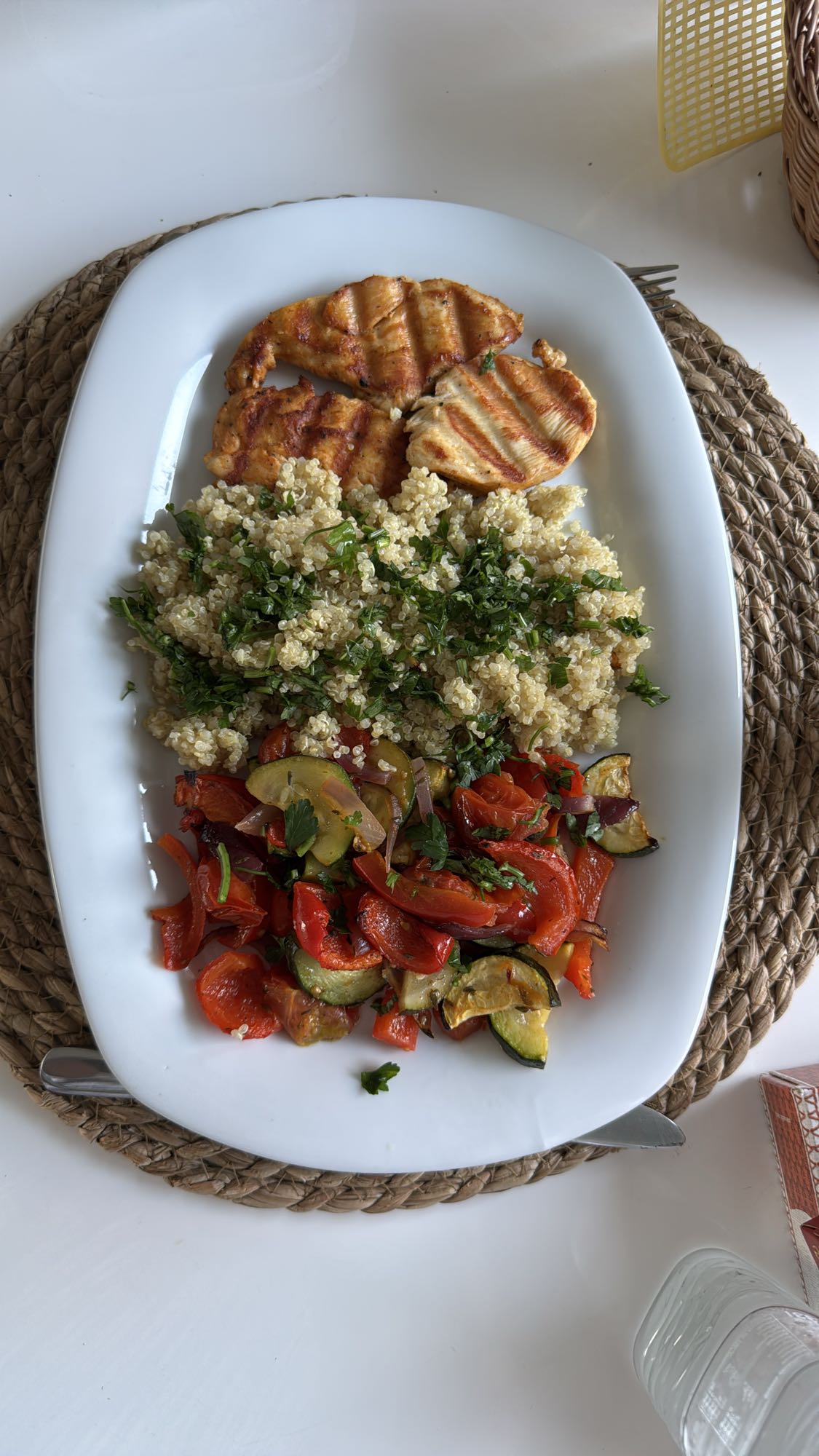 Gegrilde kip met quinoa en groenten